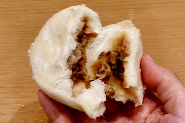 white PAO（豚饅）・粗く切ったひき肉が特徴的な豚饅／TOKYO PAO