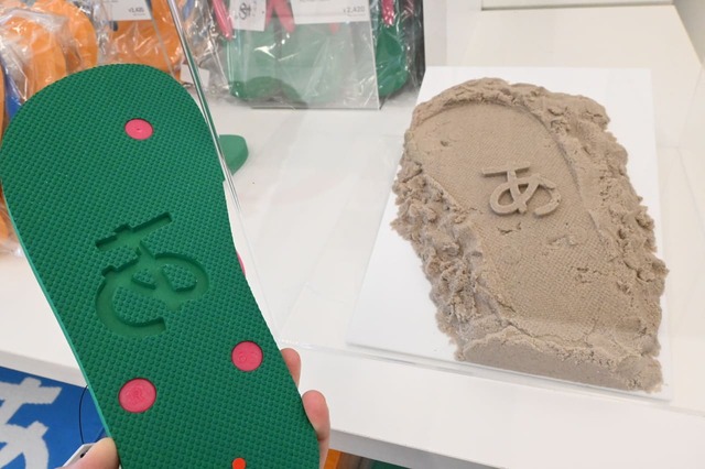 【デザインあ展neo】靴跡が「あ」になるユニークな「あビーサン」