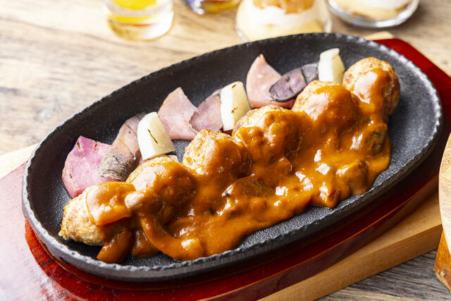 「月の石ハンバーグ デミグラスソース」＜期間：2025年7月1日～8月31日＞【【ヒルトン東京お台場】懐かしの味でタイムトリップ！日本のノスタルジックメニューが揃うサマーグルメフェア開催！】