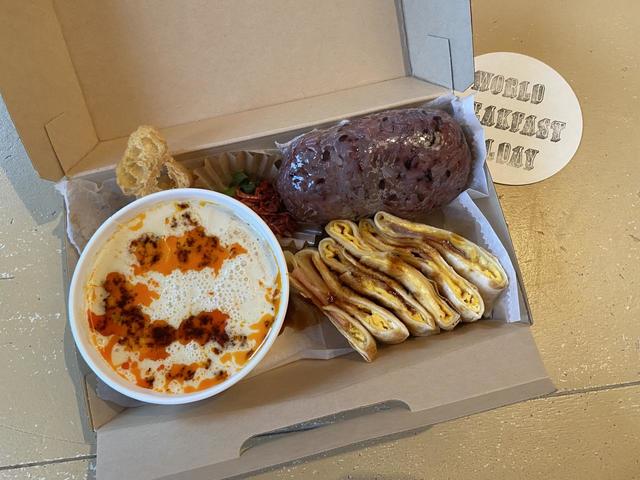 テイクアウトはこのようなボックスに入れてくれる。全店Uber Eats（ウーバーイーツ）にも対応