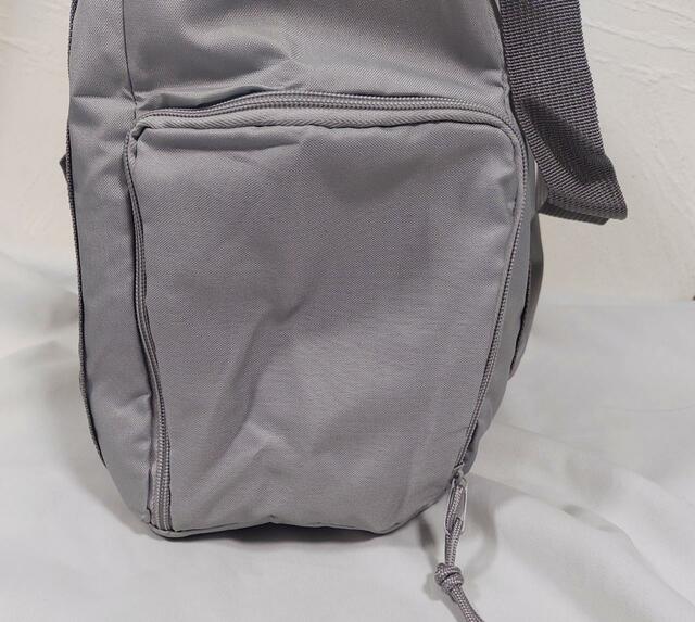 独立スペースは、ファスナー式で開けやすい