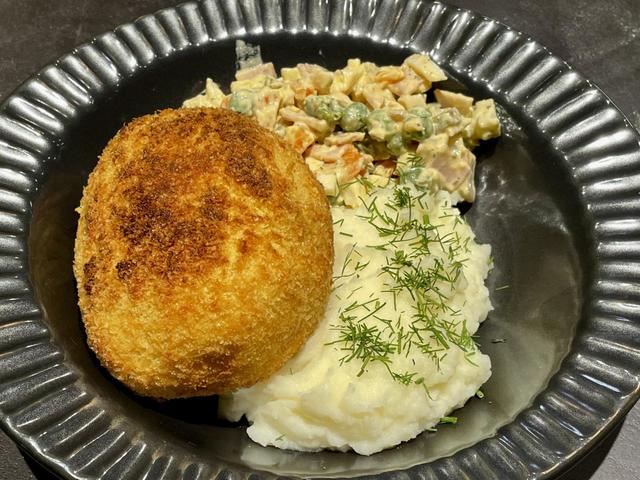 【吉祥寺『Babusya REY（バブーシャ・レイ）』】「チキンキーウ」。パン粉と溶き卵を何度も付けるため、衣がしっかりしている