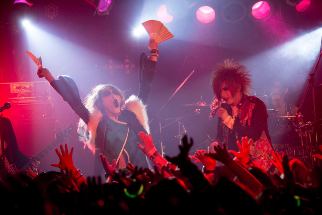 Jin-Machine・あっつtheデストロイ(Vo)/featuring16(Vo)