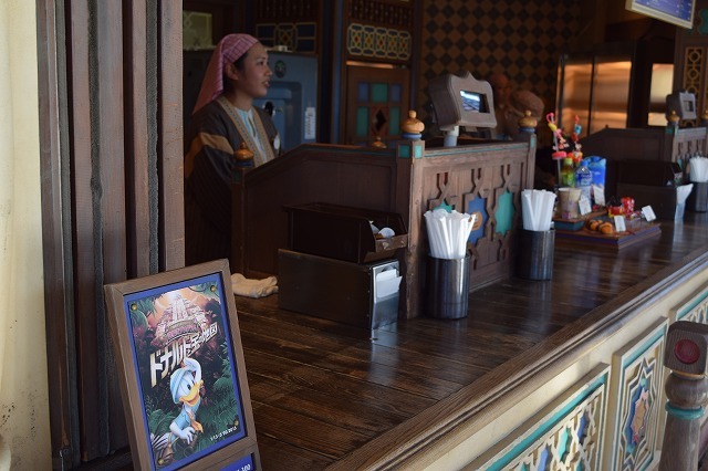 3. 謎解きセットはこのように謎解きの印がついた店舗で購入できる(1300円)。©Disney