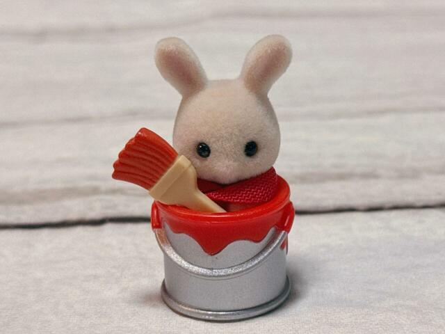 赤ちゃんはペンキ缶に入るサイズ感！服が赤いのはペンキの色なのかも…？