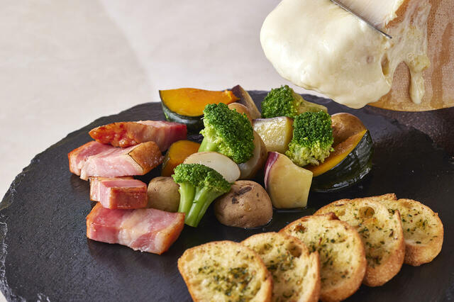 「北海道産ラクレットチーズ お好みのコンディメントで」＜期間：2025年1月1日、2日＞【「本ズワイガニ」が食べ放題！新年を祝う美食が勢揃いする「お正月ランチブッフェ」は“1月1日・2日”限定開催！】　