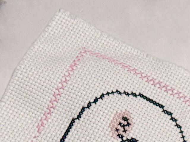 内側のフレームを刺し終わったら、外側のフレームを刺します