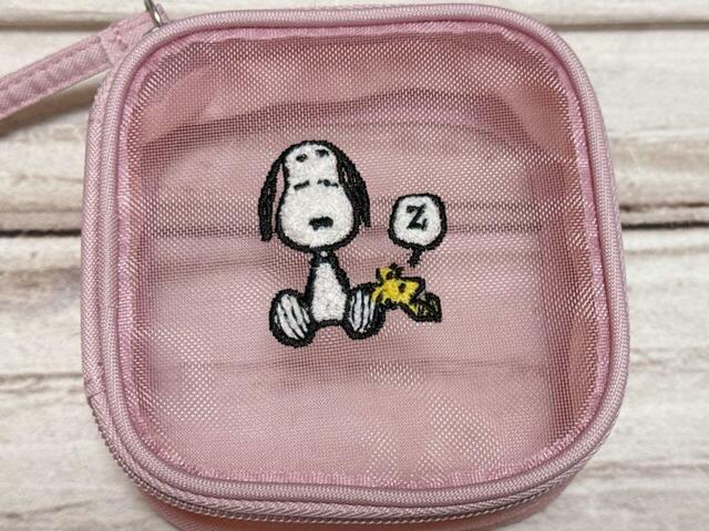 前面中央にスヌーピーの相良刺繍入りデザイン