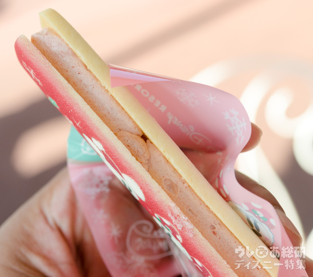 クッキーサンド(ストロベリークリーム&ストロベリーチョコレート)¥380