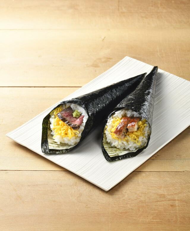 右：「日本橋いづもや」うなぎ手巻き寿司 1,980円（税込）、左：「佐賀牛ローストビーフ」手巻き寿司 1,980円（税込）