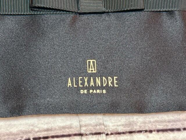 前面下部には「ALEXANDRE DE PARIS」のブランドロゴプリント入り！ゴールドカラーがGood♪