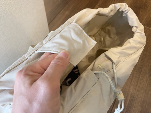 【UNIQLO U　ドローストリングバックパック】開口部はボタンでも留められます