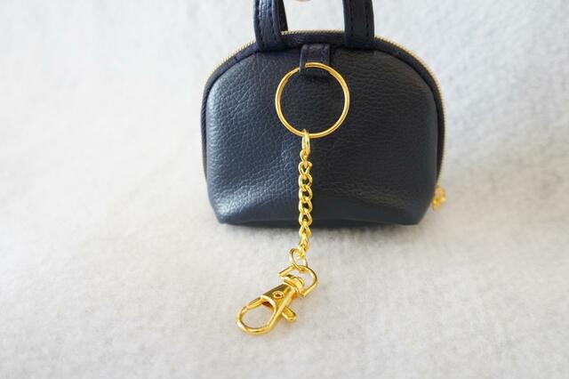 反対側にナスカン付きの金具【ダイソー 折り畳みエコバッグ】