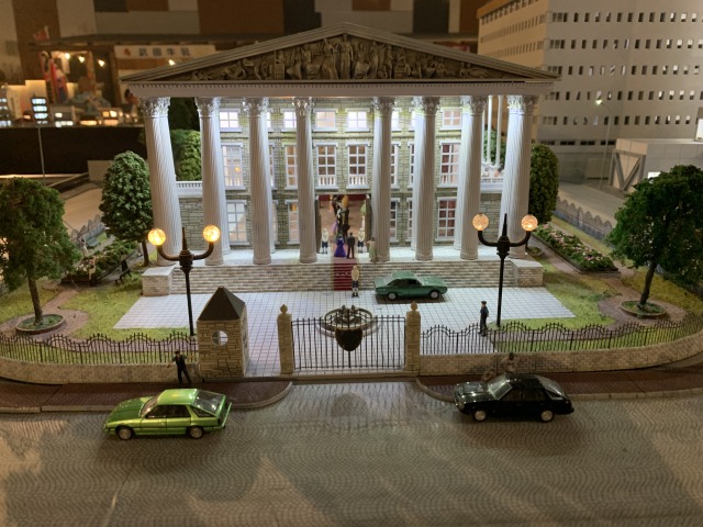 中を覗くとミニチュアが社交ダンスを踊っていた