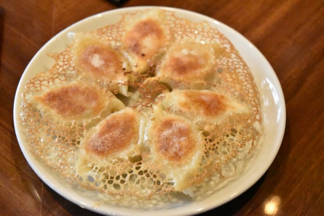 レースのような羽根つき餃子