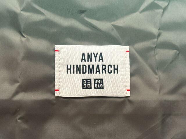 フロントには「ANYA HINDMARCH」と「UNIQLO」のロゴタグ付き。レッドの糸で縫い付けられておりおしゃれ！