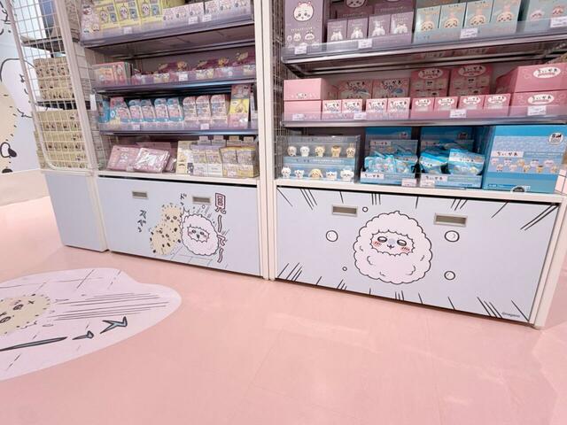 ラッコとモモンガのお風呂エピソードのイラストも登場。陳列棚下の引き出しのイラストと、床のイラストがセットになっている演出！