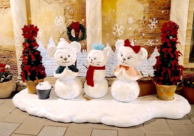 運河沿いにあるダッフィー達のフォトスポット。雰囲気が出る夜がおススメです。©Disney