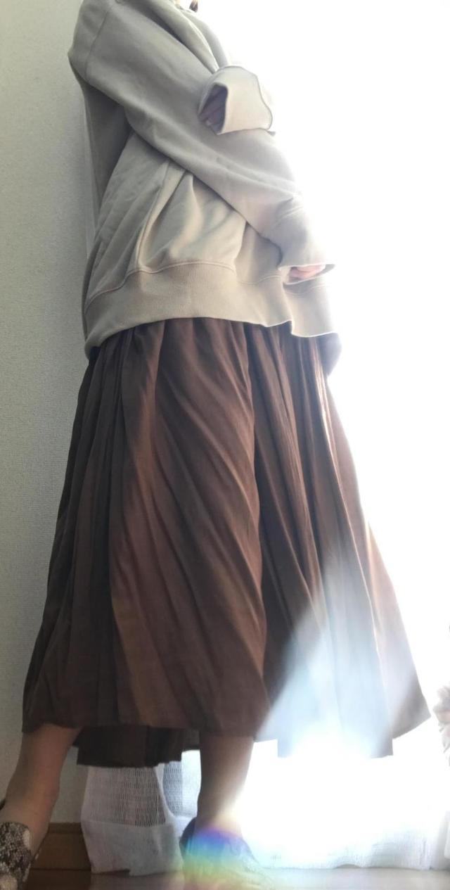 【GUのオーバーサイズスウェットプルパーカ】スカートと合わせて甘いコーデに！