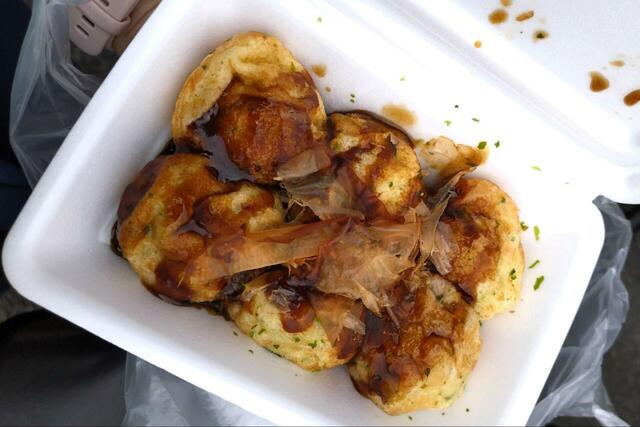 【ラ・ムーのたこ焼き】併設のたこ焼き店で買える焼きたてたこ焼きは税込100円! 筆者が利用した店舗は食券制で、ソフトクリームやかき氷も100円でした