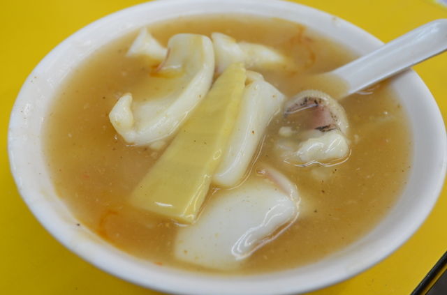 士林夜市の『地下美食区』に一歩入れば、そこはグルメワンダーランド。生炒花枝は地元っ子の故郷の味