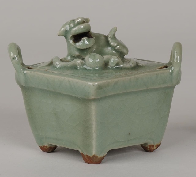 【いきもののかたちー一橋徳川家資料のどうぶつたちー】「青磁獅子形鈕付菱形香炉」当館蔵（一橋徳川家記念室）／蓋の上に、鞠で遊ぶ獅子が一匹座った香炉