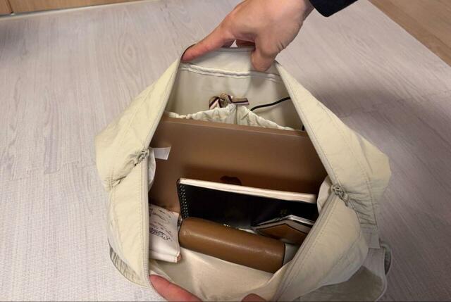 【Uniqlo U ショルダーバッグナイロン】ノートPC、モバイルバッテリー、ノート、ファイルなどを入れてもまだ余裕あり！出し入れもしやすいです