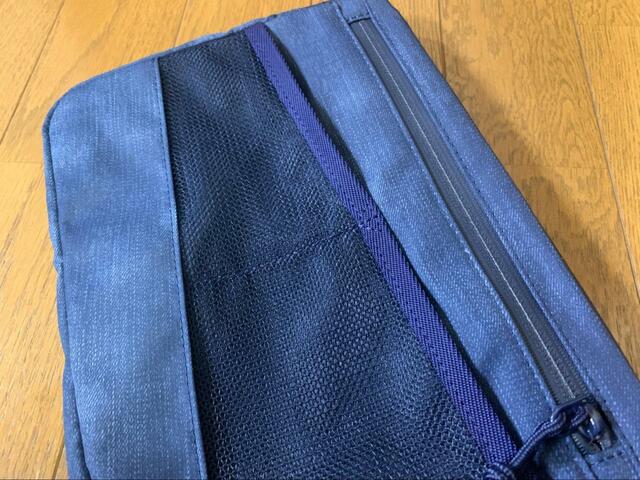 【ワークマン　ジョイントスクエアサコッシュ】前面には3つのポケット付き