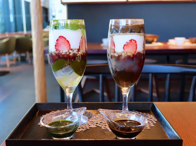 左：宇治抹茶のブリュレ仕立てパフェ 1,300円（税別） ほうじ茶のブリュレ仕立てパフェ　1,300円（税別）