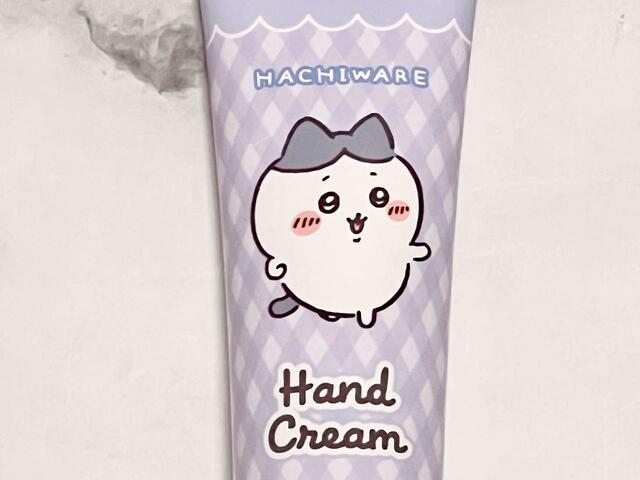 チェック×スカラップ柄のガーリーなデザインにハチワレが…！反則級のかわいさ！