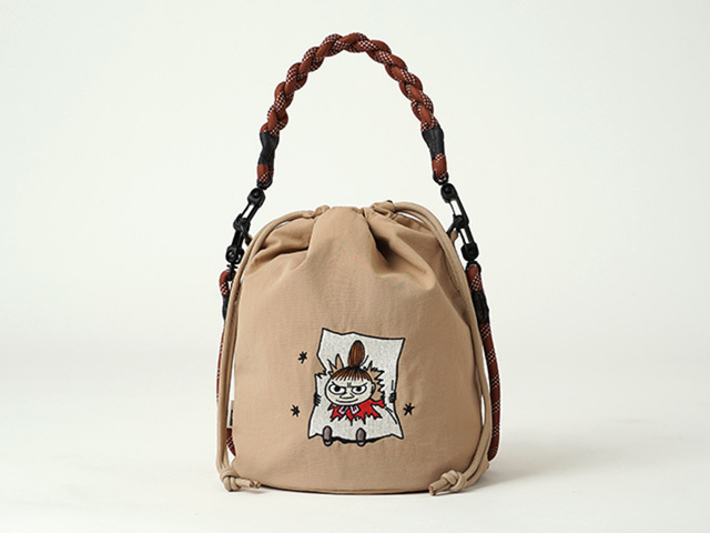 【MOOMIN(ムーミン) 北欧ブランド RMPK-05】刺繍デザインのコロンとしたフォルムの「2way巾着バッグ」ベージュ(リトルミイ) 6,050円(税込)