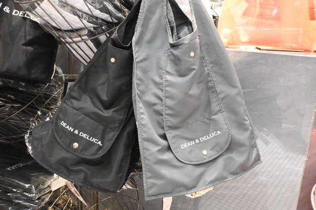【DEAN ＆ DELUCA　ショッピングバッグ】ハンドルが長めで、肩掛けでも手持ちでも使える嬉しい仕様！価格は税込1,870円です