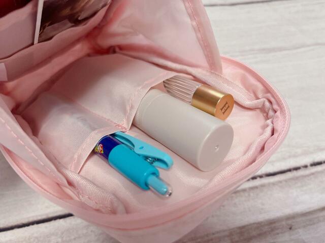 フロント側はペンや縦長のコスメの収納にぴったり