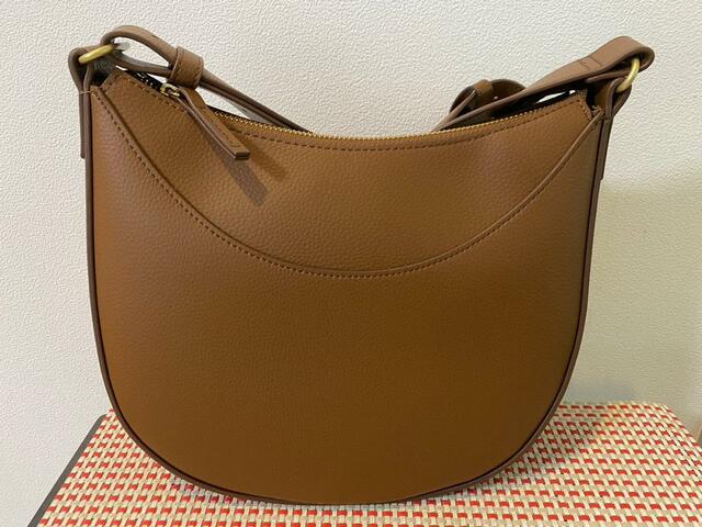 【ユニクロ レザータッチワンハンドルバッグ】丸でも四角でもない絶妙な変形バッグ