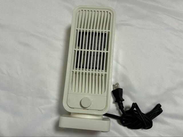 【3COINS コンパクトヒーター】温度過昇防止機能も付いているので、ペットや小さな子どものいる家庭でも安心して使えそう♪