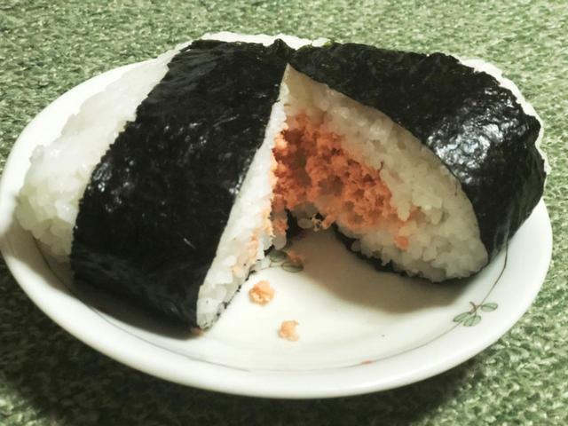 【おにぎり(鮭)】おにぎりの中には鮭フレークがぎっしり。