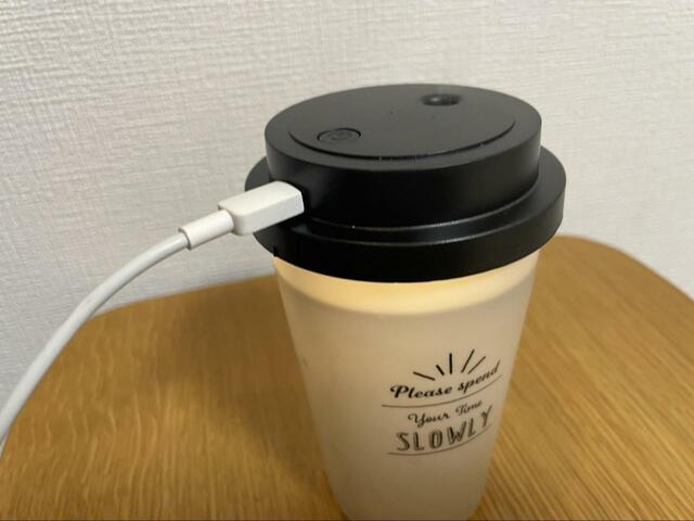 【ダイソー USB式加湿器 コーヒーカップ】USBに接続すれば、どこでも簡単に使用可能