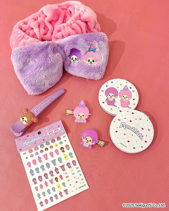 【モンチッチ×サンキューマート】登場アイテムは全18種！ヘアクリップやミラーなどの生活雑貨から…⇒