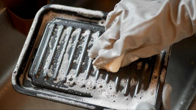 【お手入れ簡単焼き魚トレー】シンクも油まみれになることなくストレス減！