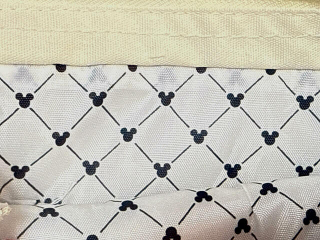 裏地はキュートなミッキーの総柄。この裏地もオリジナルバッグと同じものを採用しています