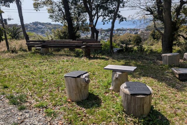 【クスクスグランピング真鶴】高台にあるので真鶴港が一望できる。ピクニックエリアのベンチなど、手作り感あふれるところも魅力