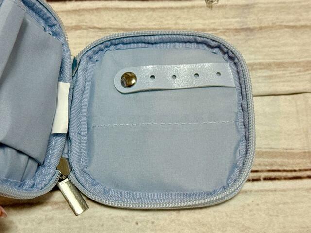 右側にはピアスがかけられるループと、ポケット付き