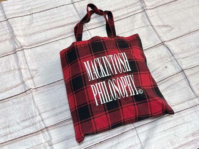 外出先で仕事をする際の荷物を収納。たくさん入れてもすっきり美シルエットなのは、マチなしだから♪