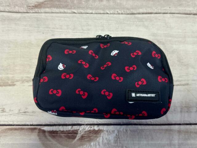 付録は「ARTISAN＆ARTIST*×HELLO KITTY（アルティザン・アンド・アーティスト×ハローキティ）とのトリプルコラボ！一番人気の型をリモデル！才色兼備なコスメポーチ」