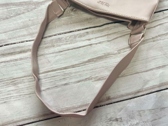 ショルダーストラップは肩から楽々かけられる長さ！『Her lip to 5th Anniversary Book One Handle Bag ver.Her lip to』小嶋陽菜完全監修「ハーリップトゥ」One Handle Bag（ワンハンドルバッグ）価格：3,289円（税込）