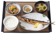 さんまの塩焼と肉豆腐の定食