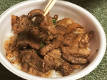 【豚丼】豚肉は一口で頬張ることのできるサイズにカットされています。