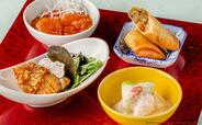 「温菜4種(海老のチリソース煮、春巻、冬瓜の蟹肉あんかけ、唐揚げ)」<期間:2026年7月1日〜8月30日>【すみっコぐらしと中国料理のコラボレーション!ヒルトン福岡シーホークで「すみっコぐらし 飲茶日和」開催決定!】