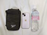 スマホ、500mlペットボトルを並べてみた！【Reebok（リーボック）多機能スマホショルダーバッグ BOOK special package】発売日：2023年6月12日、価格：2,618円（税込）