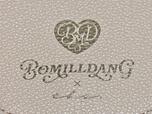 フロントのフラップには、BOMILLDANGのオリジナル箔プリントロゴ入り！